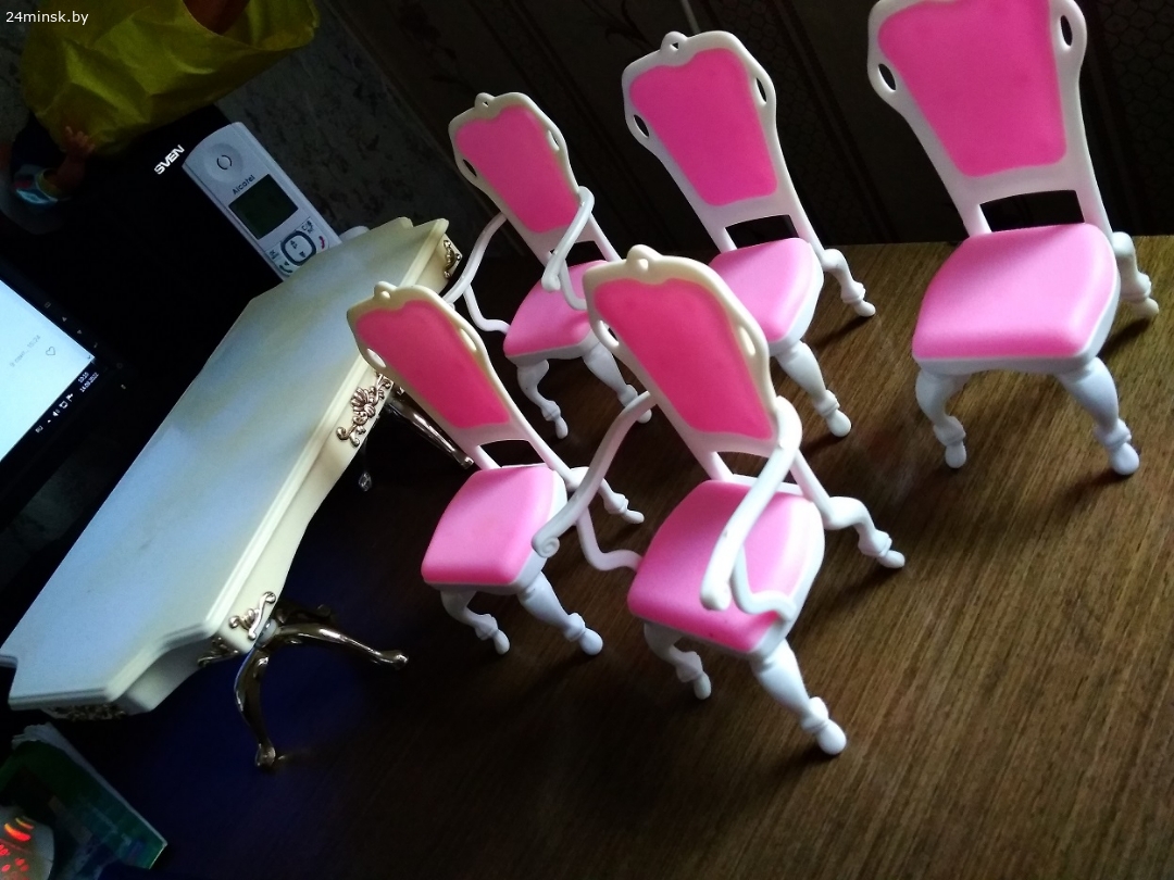 Кукольный стол и 5 стульев